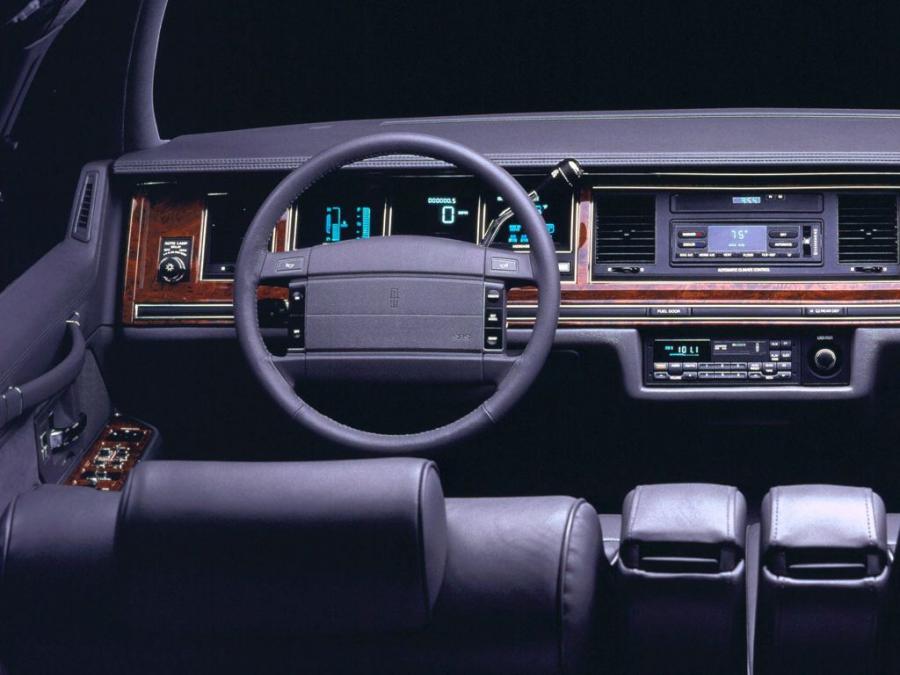  Lincoln Town Car 1992 года  (фото 9 из 16)